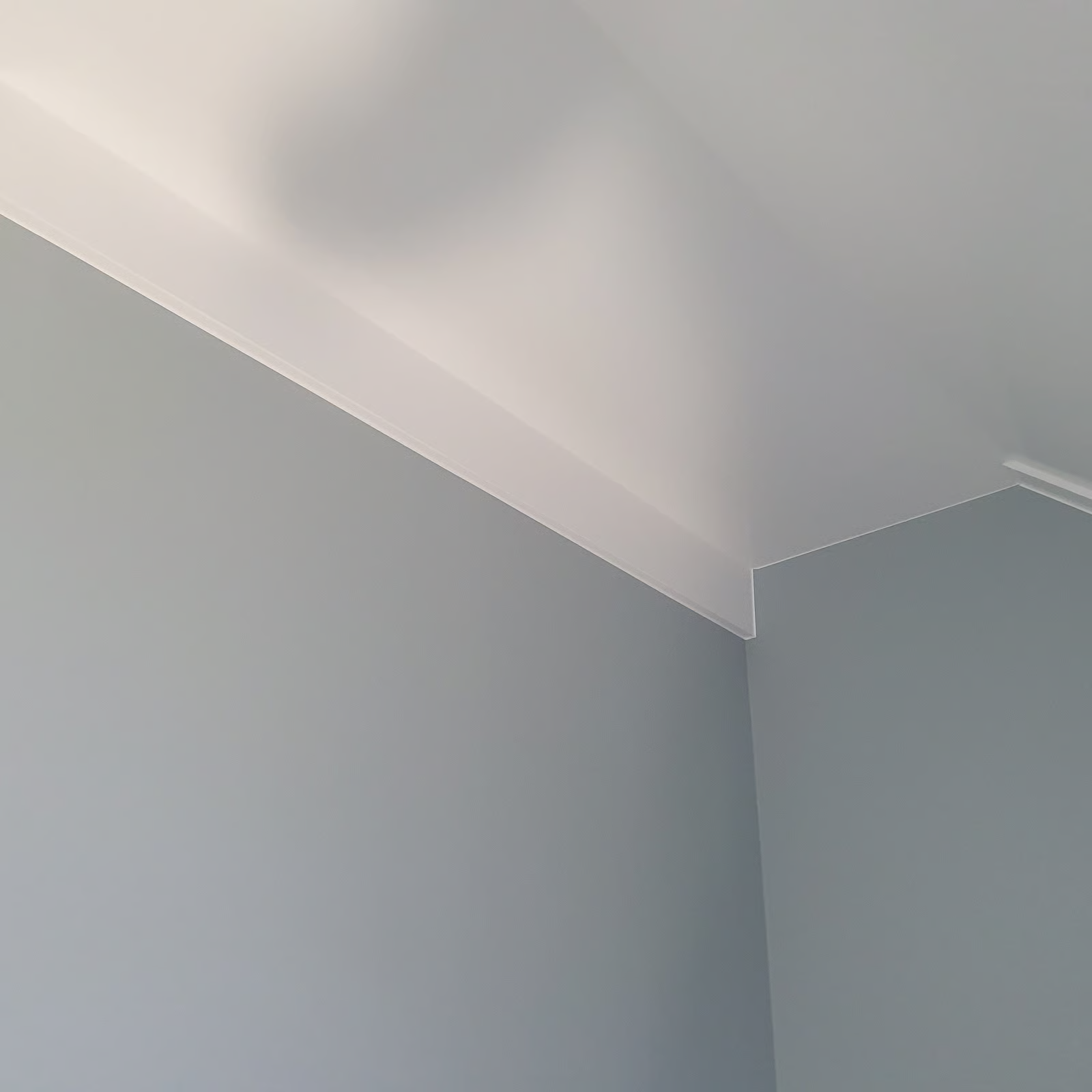 Strak afgewerkt plafond en wand voor stucwerk en latexspuitwerk