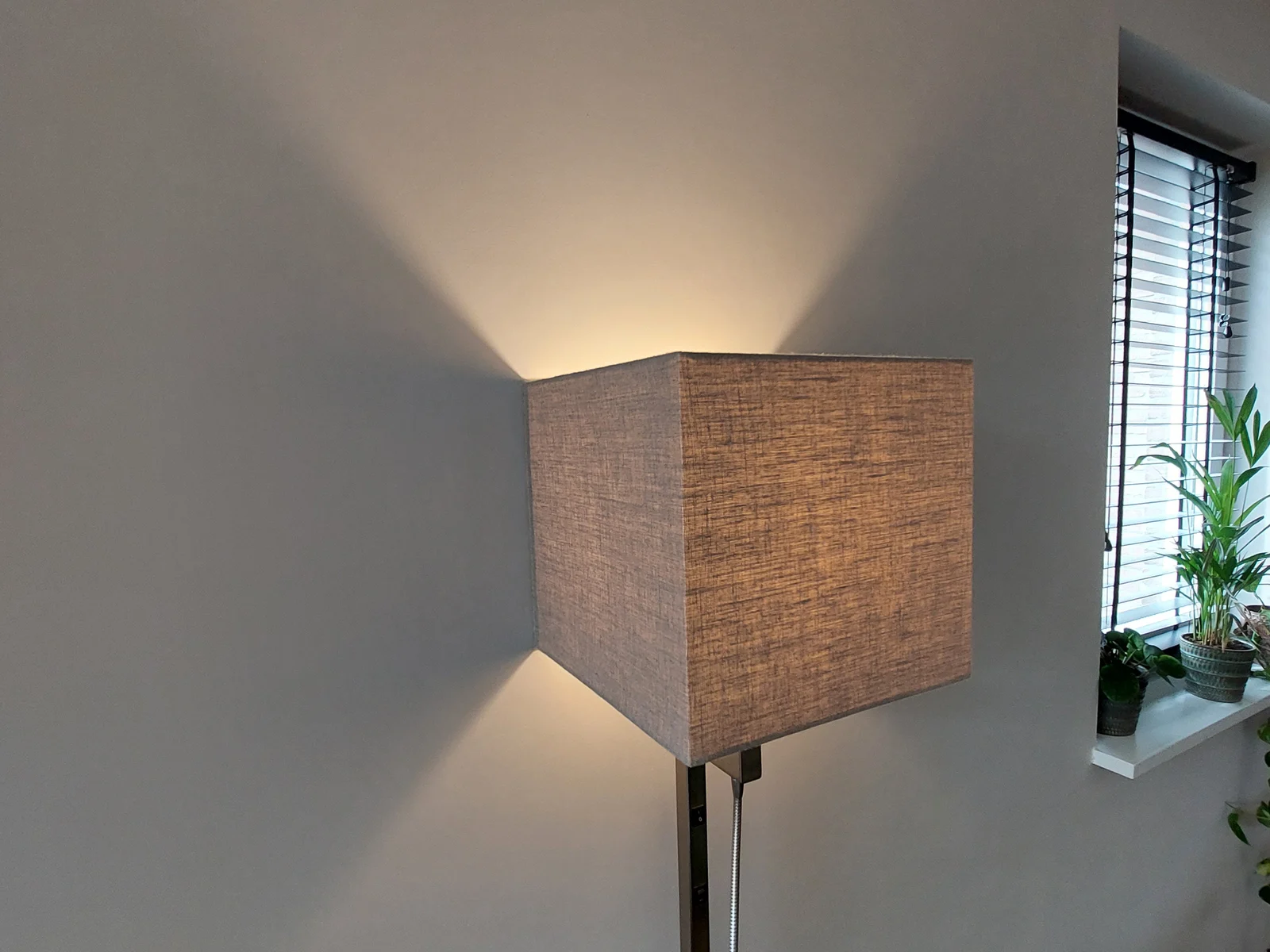 Glad afgewerkte wand met zichtbaar strijklicht