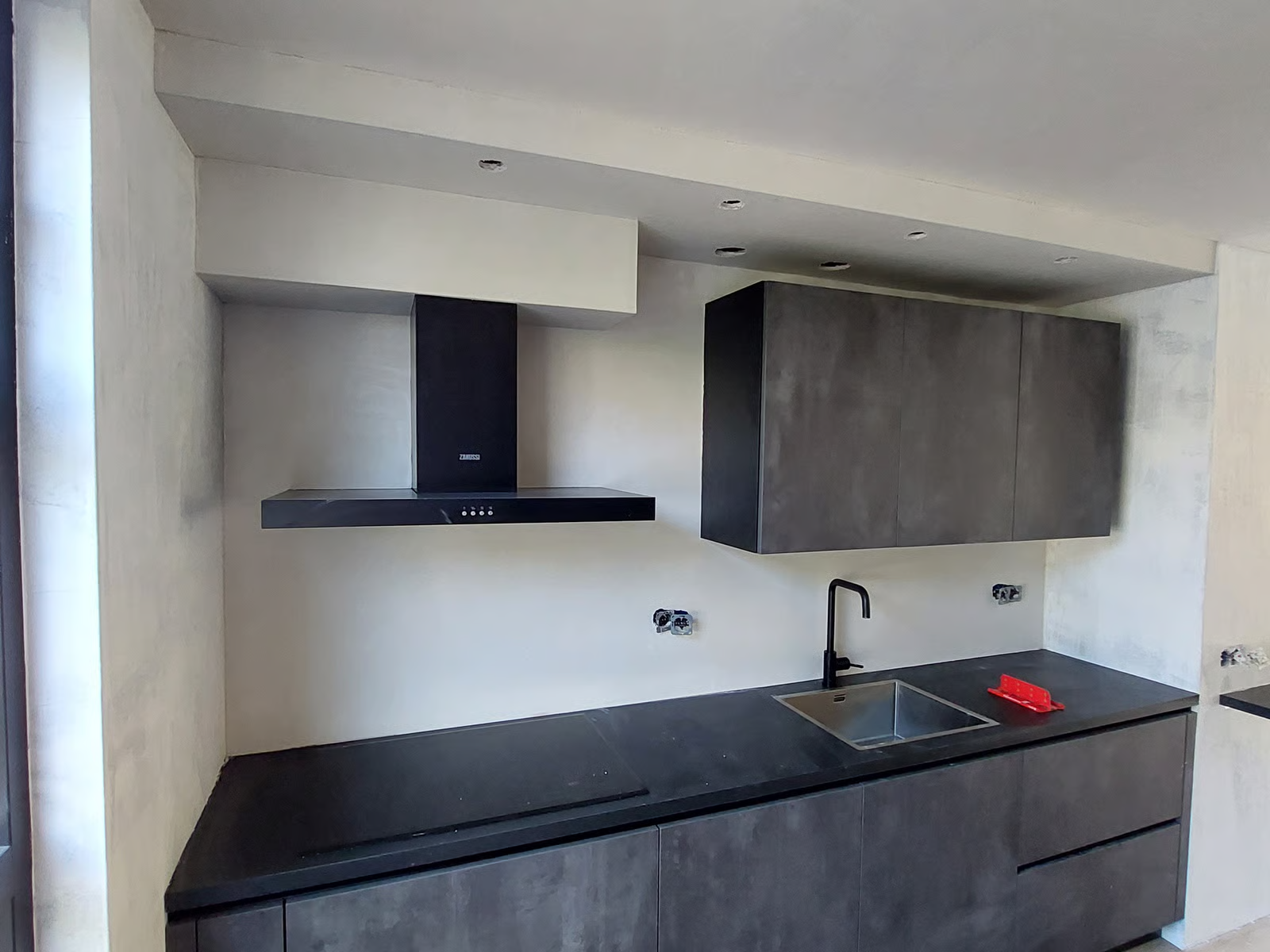 Stucwerk rond moderne keuken