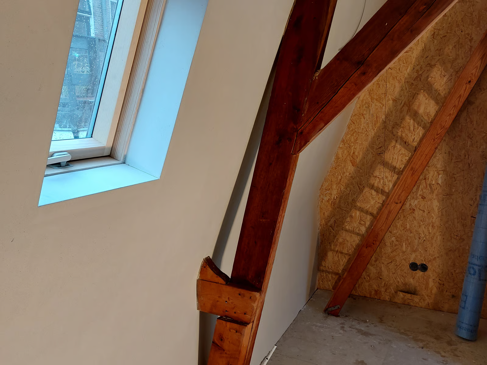 Stucwerk op zolder met houten balken